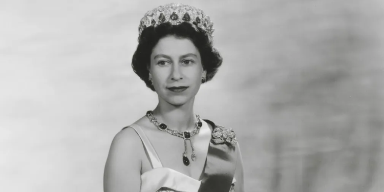 Lo stile della Regina Elisabetta II andrà in mostra alla King’s Gallery nel 2026