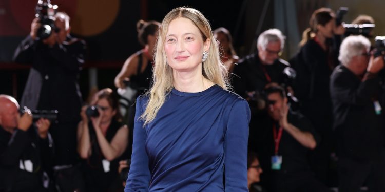Dior sceglie il red carpet di Venezia per l’esordio couture di Anderson