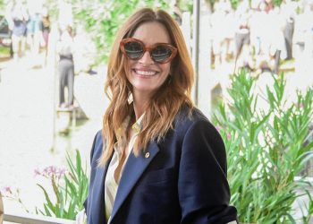 Julia Roberts svela a Venezia il primo look di Versace by Dario Vitale