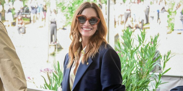 Julia Roberts svela a Venezia il primo look di Versace by Dario Vitale