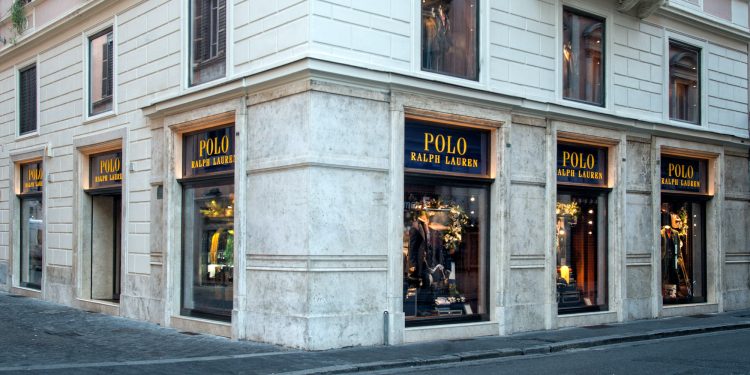 Ralph Lauren, primo trimestre a 1,7 mld $ (+14%) e alza l’outlook 2026