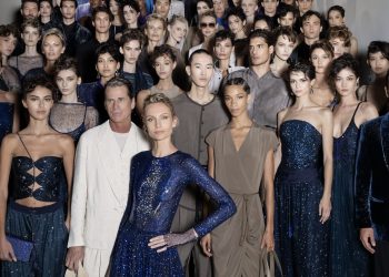 La sfilata-evento di Giorgio Armani chiude (ed emoziona) la Mfw