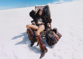 Emily Ratajkowski scatta in alta quota la nuova campagna di Kurt Geiger