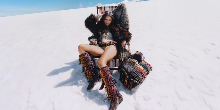 Emily Ratajkowski scatta in alta quota la nuova campagna di Kurt Geiger