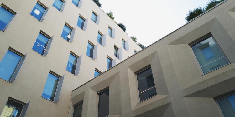 EssilorLuxottica estende la settimana corta. Dal 2026 in un intero stabilimento