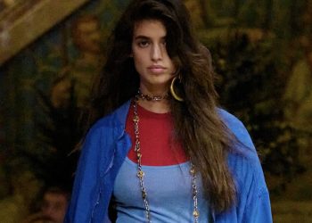 Il nuovo Versace anima la Milano fashion week: sì per la critica ma i social lo stroncano