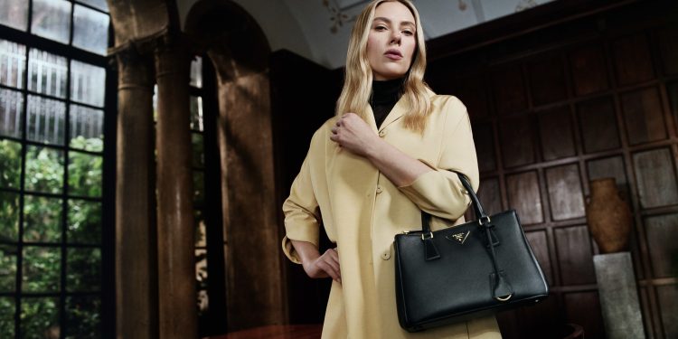 Prada affida al regista Yorgos Lanthimos l’ultima campagna con Scarlett Johansson