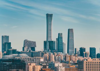 Cina, la spesa media scende del 15%. Verso consumatori più selettivi e boom del second hand