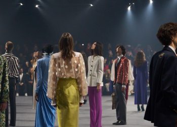Valentino, Alessandro Michele illumina Parigi con le sue lucciole di speranza