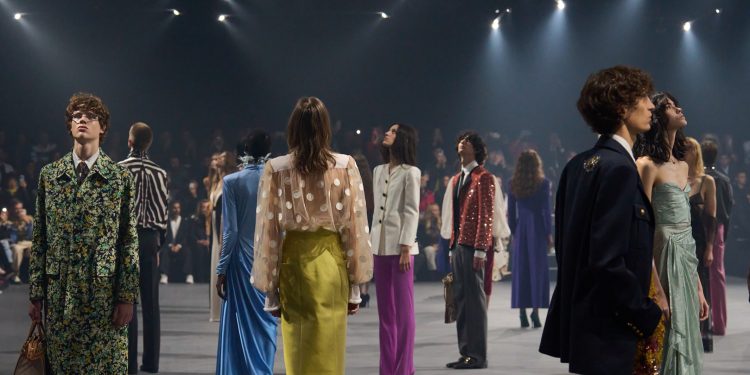 Valentino, Alessandro Michele illumina Parigi con le sue lucciole di speranza