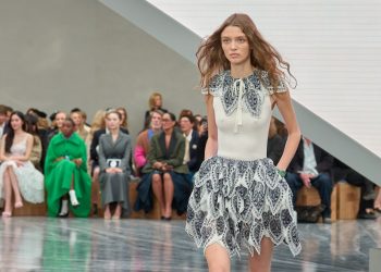 Anderson mixa heritage e sperimentazione. Il suo Dior convince (ma non sorprende)