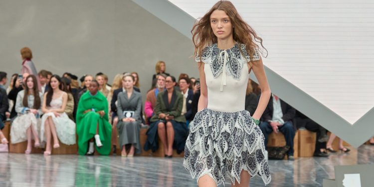 Anderson mixa heritage e sperimentazione. Il suo Dior convince (ma non sorprende)