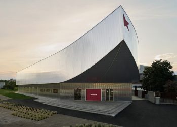Golden Goose inaugura a Milano l’arena del padel. Campara: “Un progetto replicabile all’estero”