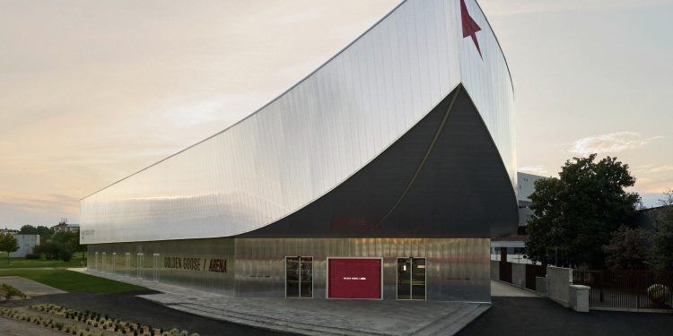 Golden Goose inaugura a Milano l’arena del padel. Campara: “Un progetto replicabile all’estero”
