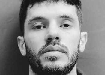 Aaron Esh sale al timone creativo del brand britannico AllSaints