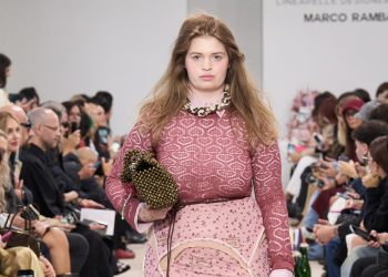 Inclusività, c’est fini. Modelle curvy inferiori all’1% durante le sfilate