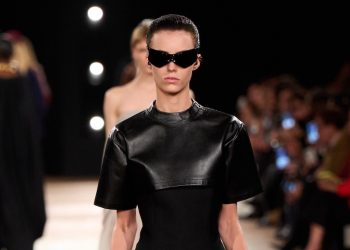 Addio streetwear. Piccioli riporta l’allure della couture da Balenciaga