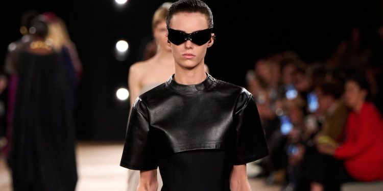 Addio streetwear. Piccioli riporta l’allure della couture da Balenciaga