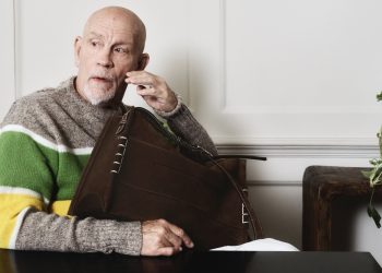 Jw Anderson sceglie John Malkovich e Mel C per la ‘Loafer bag’
