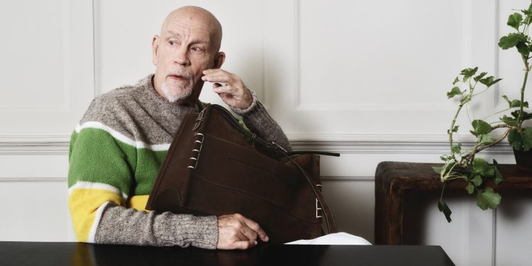 Jw Anderson sceglie John Malkovich e Mel C per la ‘Loafer bag’