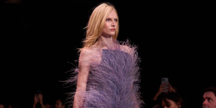 Stella McCartney sceglie l’evento intimo. In scena la performance teatrale di Helen Mirren