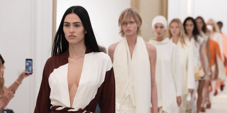 Alberta Ferretti vola alla Dubai fashion week per il prossimo défilé