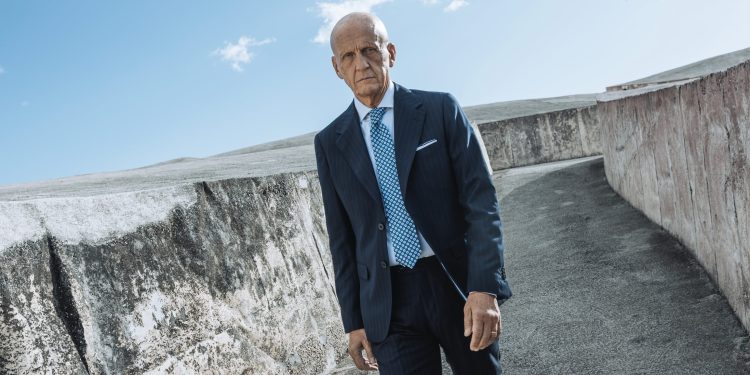 Pierluigi Collina scende in campo con Dan John