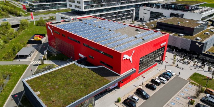 Anta Sports in pista per acquisire Puma: il titolo vola in Borsa (+16%)