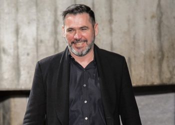 Roland Mouret lascia la direzione creativa del brand omonimo