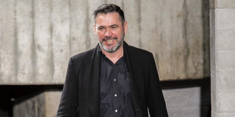 Roland Mouret lascia la direzione creativa del brand omonimo