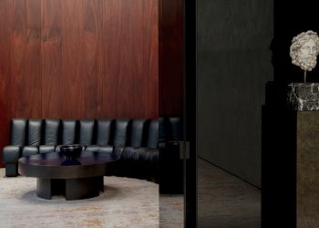 Saint Laurent inaugura un maxi store parigino in Avenue Montaigne