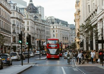 Stretta fast-fashion. Il Regno Unito sulle orme dell’Ue studia dazi per i pacchi low cost