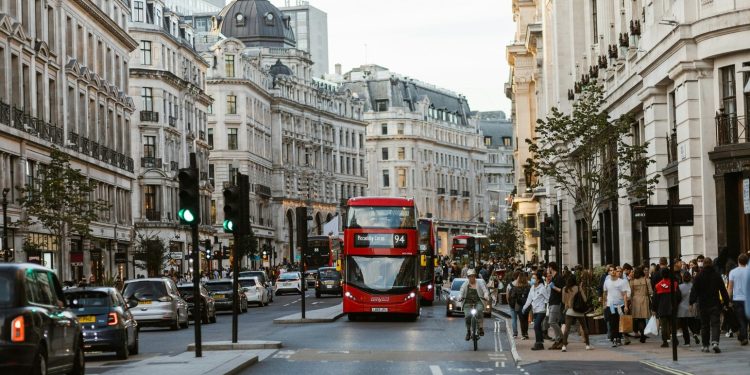 Stretta fast-fashion. Il Regno Unito sulle orme dell’Ue studia dazi per i pacchi low cost