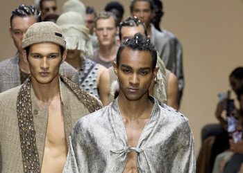 Armani aggiorna la propria schedule. Emporio uomo sfila con la donna