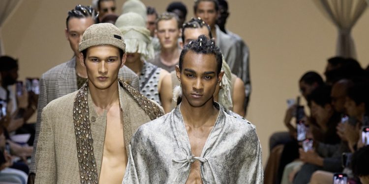 Armani aggiorna la propria schedule. Emporio uomo sfila con la donna