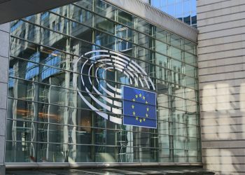 L’Ue accelera sulla stretta anti fast fashion e anticipa l’abolizione del “de minimis” al 2026