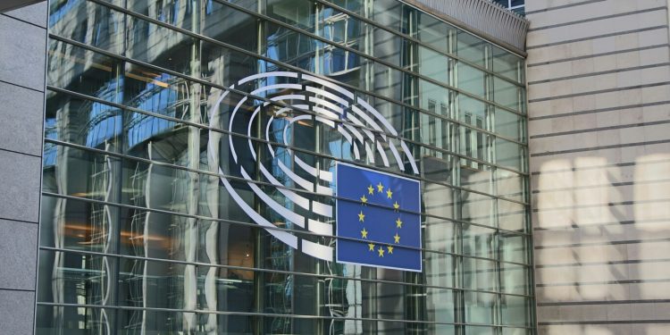 L’Ue accelera sulla stretta anti fast fashion e anticipa l’abolizione del “de minimis” al 2026