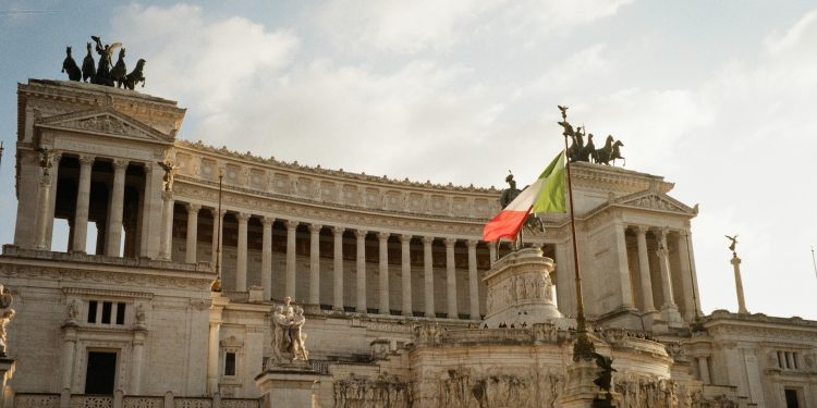 Ddl Concorrenza, il ministro Urso: “Norme anti-fast fashion nel primo provvedimento utile”