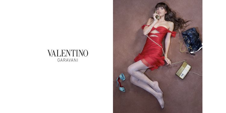 Lo spirito ‘Notturno’ di Valentino anima la campagna cruise 2026