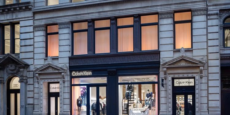 Calvin Klein torna a casa. Dopo sei anni inaugura lo store di New York: è l’unico in città