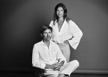 Manebí naviga oltre l’estate. Spinta su cashmere e mocassini