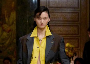 Prada completa l’acquisizione di Versace da Capri Holdings