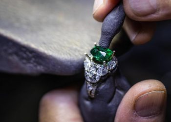 Kering investe sui preziosi: rileva il 20% di Raselli Franco Group