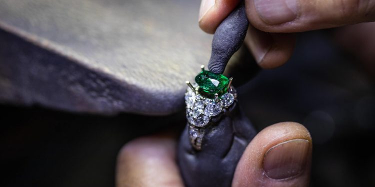 Kering investe sui preziosi: rileva il 20% di Raselli Franco Group