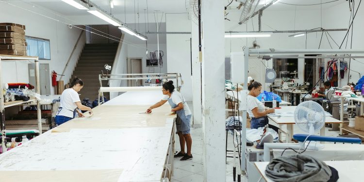 Ancora caporalato nella moda: nel mirino della Procura di Milano altri 13 brand