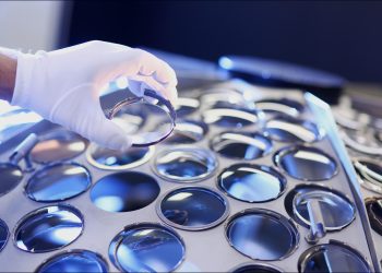 Meta-Essilux valutano il raddoppio della produzione di smart glasses entro il 2026