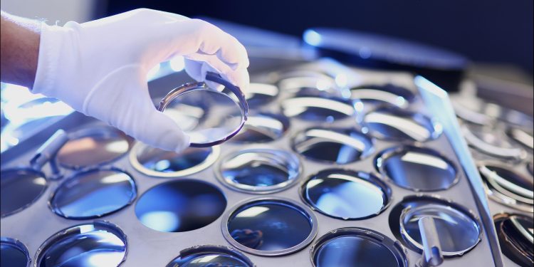 Meta-Essilux valutano il raddoppio della produzione di smart glasses entro il 2026