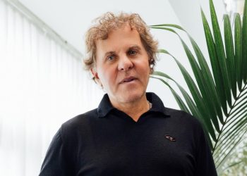 Renzo Rosso riceve la Legione d’Onore. E Otb mette McQueen nel mirino