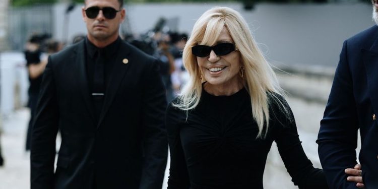 Nuovo progetto di Donatella Versace nella moda: fonda Platinum Future