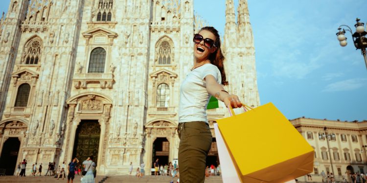 Tax free, la nuova soglia ‘fa bene’ allo shopping estero. Transazioni a +46%